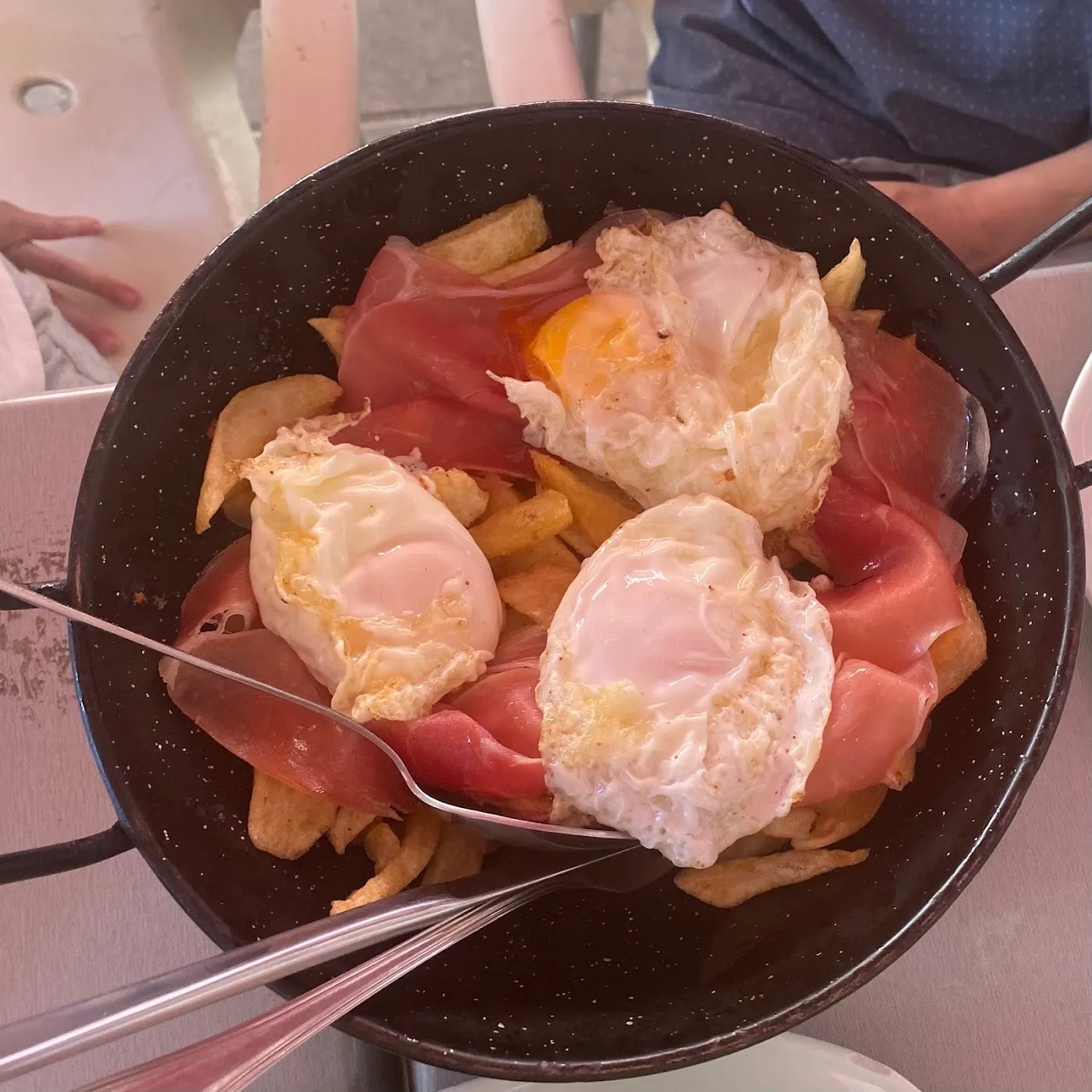 Huevos rotos con jamón